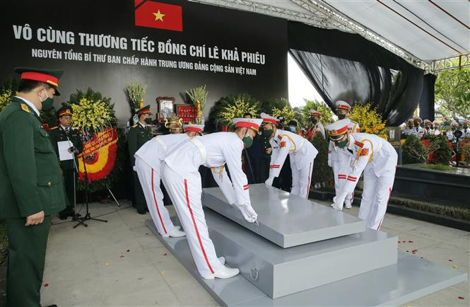 Honour guards cover former Party Leader Le Kha Phieu's grave (Photo: VNA)