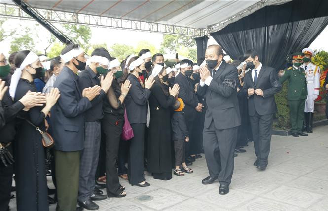 Deputy Prime Minister Truong Hoa Binh offers condolences to former Party General Secretary Le Kha Phieu’s family at the burial service (Photo: VNA)