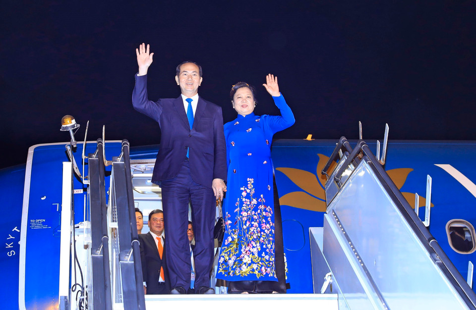 President Tran Dai Quang and his spouse arrive at Palam military airport in New Delhi on late March 2 (Photo: VNA) 