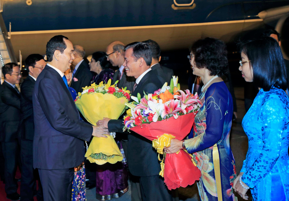 Representatives of Vietnamese people in India welcome the President (Photo: VNA) 