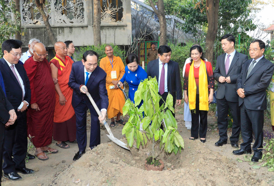 President Tran Dai Quang and his spouse plant a tree at Viet Nam Phat Quoc tu (Vietnam Bouddha Bhumi Vihara), the first Vietnamese temple in Bodh Gaya (Photo: VNA)