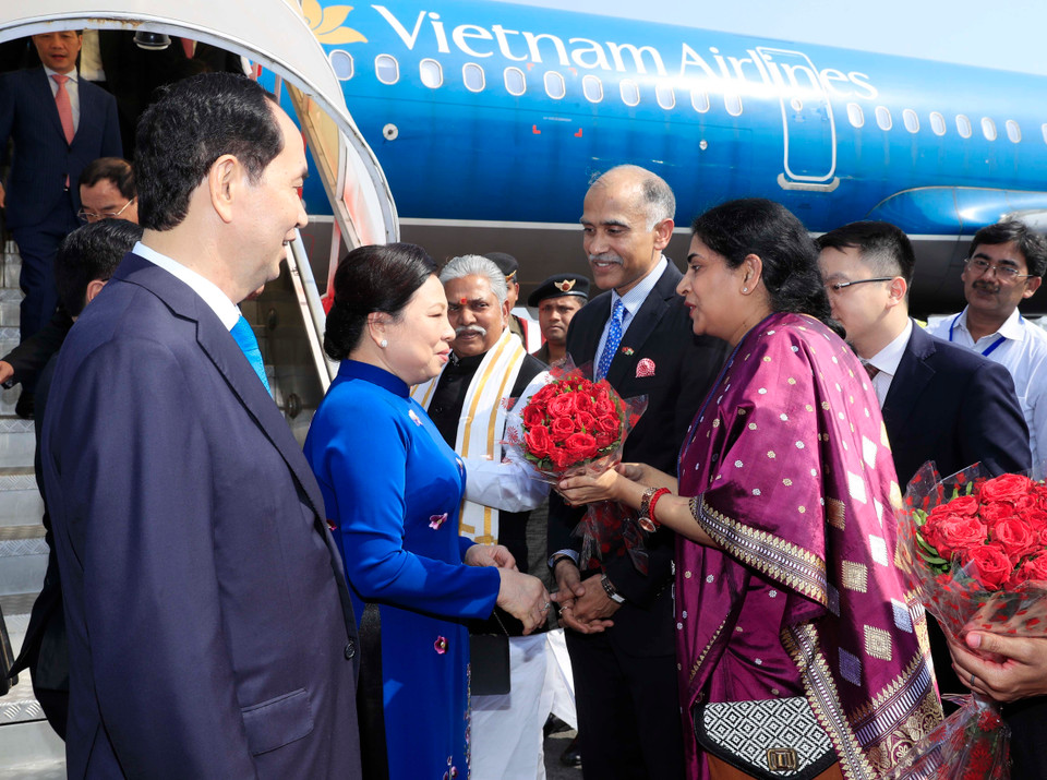 Representatives of the Indian state of Bihar welcomes President Tran Dai Quang and his spouse at Gaya Airport (Photo: VNA)