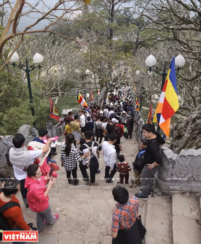  This year, the number of tourists recorded during the first days of the festival saw an increase of more than 50,000 compared to last year. (Photo: VNA)