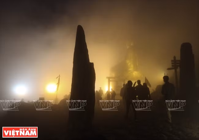Tourists behold the statue of King-Monk Tran Nhan Tong on early morning. (Photo: VNA)