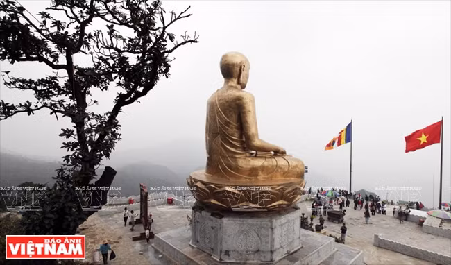 The statue of King-Monk Tran Nhan Tong is located at the peak of An Ky Sinh. (Photo: VNA)