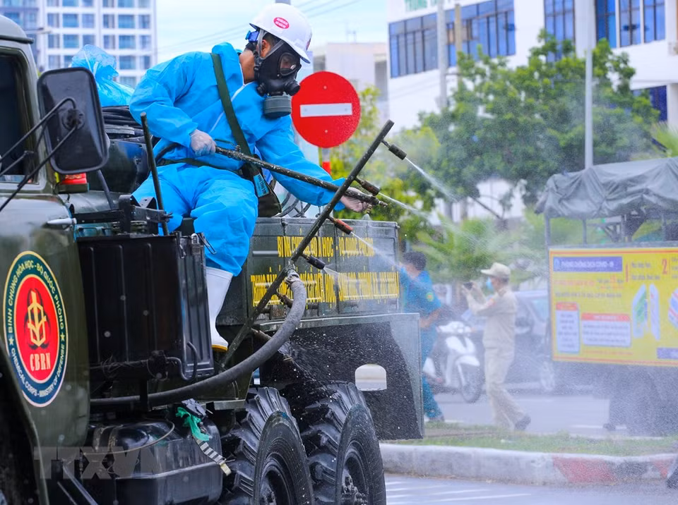 Spraying disinfection on roads in Son Tra district (Photo: VNA)