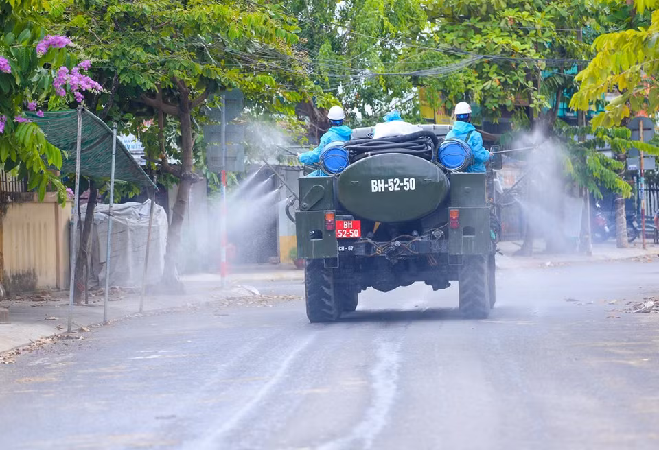 Spraying disinfection on roads in Son Tra district (Photo: VNA)