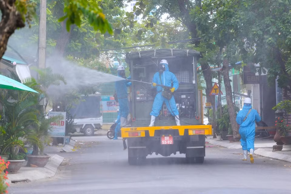 Spraying disinfectant at residential areas in Son Tra district (Photo: VNA)