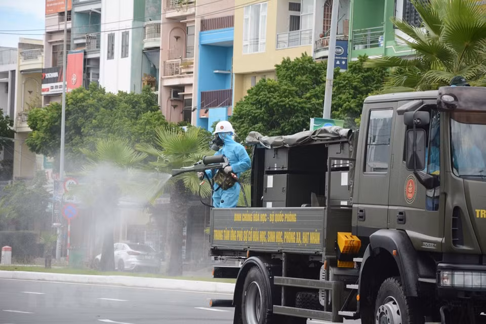 Specialised vehicles carry out disinfectant spraying on some roads in Son Tra district (Photo: VNA)