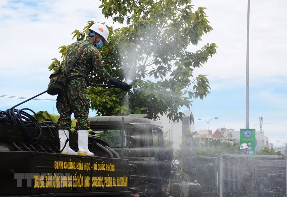 Personnel from the Chemical Corps of the Ministry of Defence carry out the disinfection in Son Tra district (Photo: VNA)