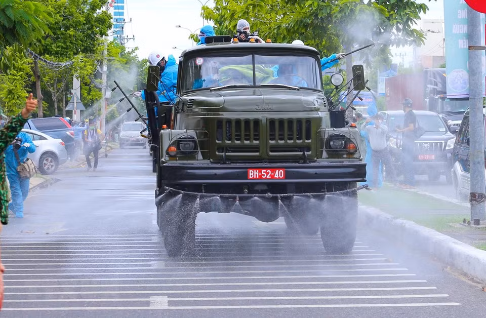 Spraying disinfection on roads in Son Tra district (Photo: VNA)
