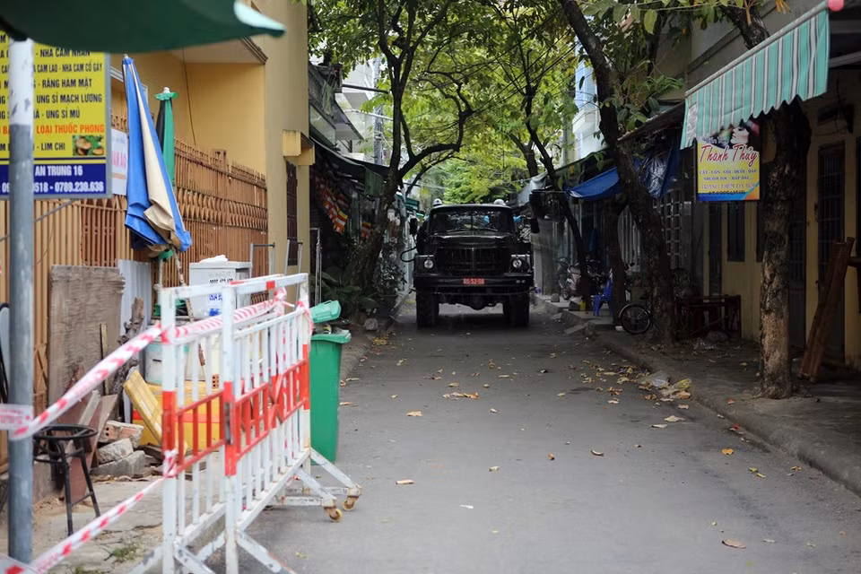 Spraying disinfectant in areas at risk of Covid-19 infection in Son Tra district (Photo: VNA)