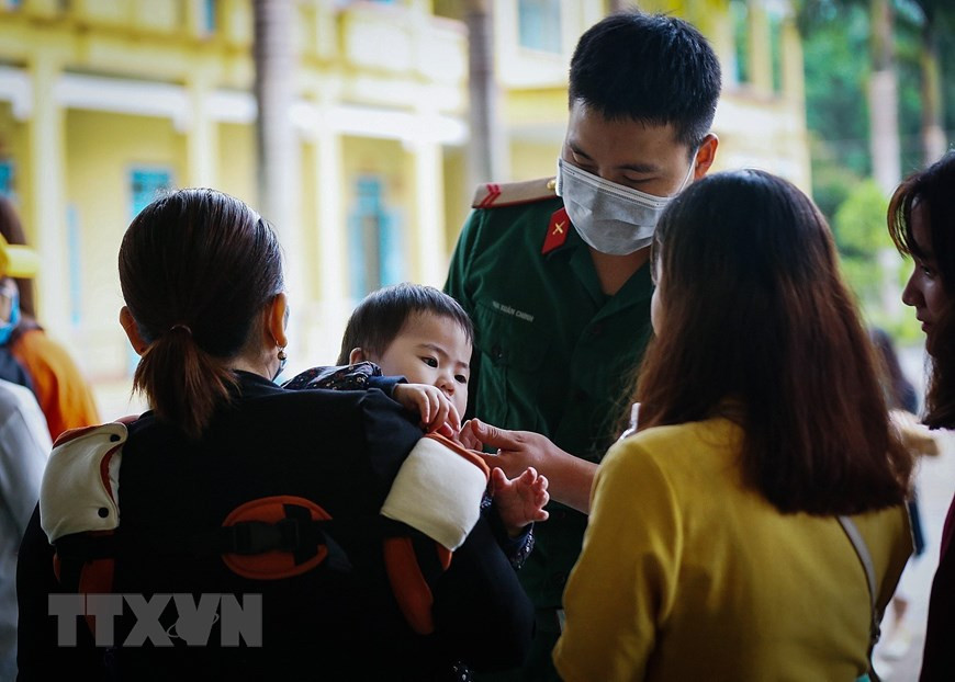 Soldiers’ dedication to caring for people at quarantine zone (Photo: VNA)