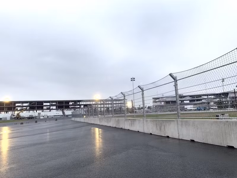 The F1 race track is built on an area of 88 hectares including part of the campus of the My Dinh Sports Complex and surrounding streets that include Le Quang Dao and Le Duc Tho.The 360-degree turns will provide opportunities for racers to show their skills, together with the speed race in the long straight section of nearly 1.6km where the cars can accelerate to the top speed of 335km per hour. The makeshift grandstand was installed along the race track providing the audiences the broad view of the racing. The Pit Building is one of the most significant items. (Photo: Reporter/Vietnam+)
