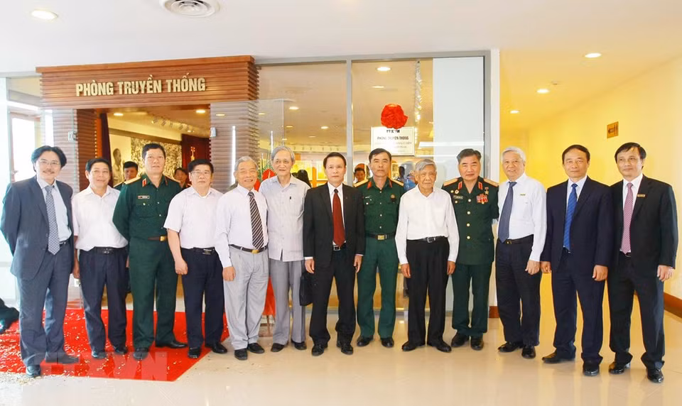 Former Party General Secretary Le Kha Phieu and VNA leaders pose at the exchange program commemorating 55 years of friendship between the Vietnam News Agency and Division 304, April 15, 2015 (Photo: VNA)