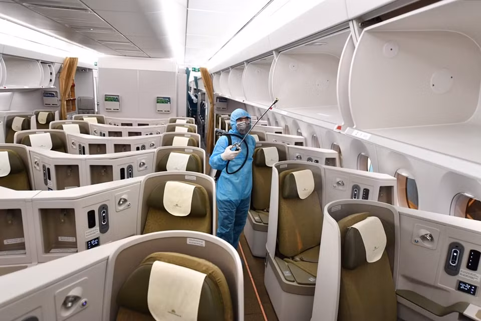  All places in the cabin are sprayed with disinfected to prevent the spread of the novel coronavirus SARS-CoV-2 that causes COVID-19. During flights of Vietnam’s airlines, strict security, safety and epidemiological measures are carried out implemented to ensure the health and safety for passengers, flight crews and the community as well as prevent the spread of diseases. Vietnam has to date recorded 672 COVID-19 infections, including 308 imported cases that were quarantined upon arrival, and 224 connected to the outbreak in central Da Nang city as from July 25. As many as 378 patients have given the all-clear so far and eight died (Photo: VietnamPlus)