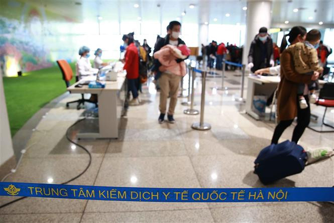 Passengers must submit a mandatory medical declaration to the Hanoi International Health Quarantine Centre (Photo: VNA)