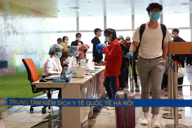 Passengers are required to submit a mandatory medical declaration to the Hanoi International Health Quarantine Centre (Photo: VNA)
