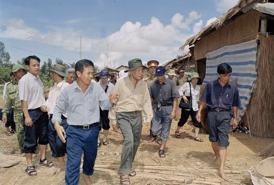 Party General Secretary Le Kha Phieu in a trip to Mekong Delta provinces to inspect relief work for people in flooded areas, September 27-29, 2000 (Photo: VNA)