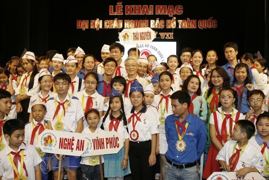 National Assembly Chairman Nguyen Phu Trong poses for a photo with outstanding delegates attending the opening ceremony of the Seventh National Congress of Uncle Ho's Good Children, Hanoi, July 18, 2010 (Photo: VNA)