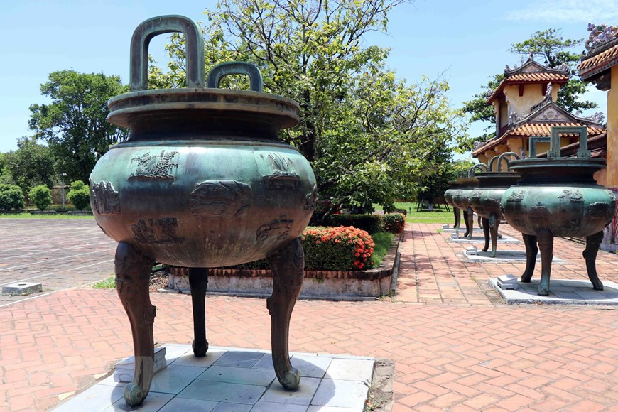 Nine tripod cauldrons are placed in The Mieu yard in the Imperial Citadel of Hue (Photo: VNA)