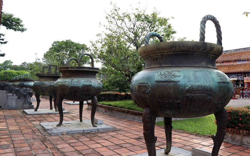 Nine tripod cauldrons are placed in The Mieu yard in Hue imperial city (Photo: VNA)