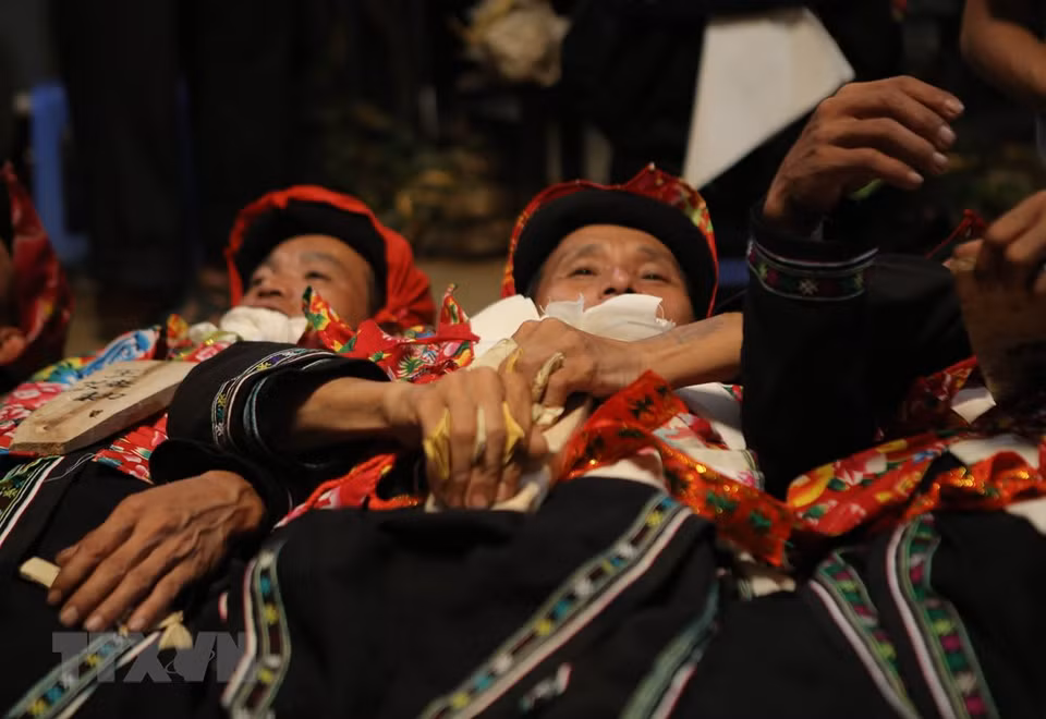 The ‘Cap Sac’ ritual is an indispensable proceeding in the life of every Dao Tien male as it helps him earn the recognition of being mature enough to join in the community’s major activities (Photo: VNA)