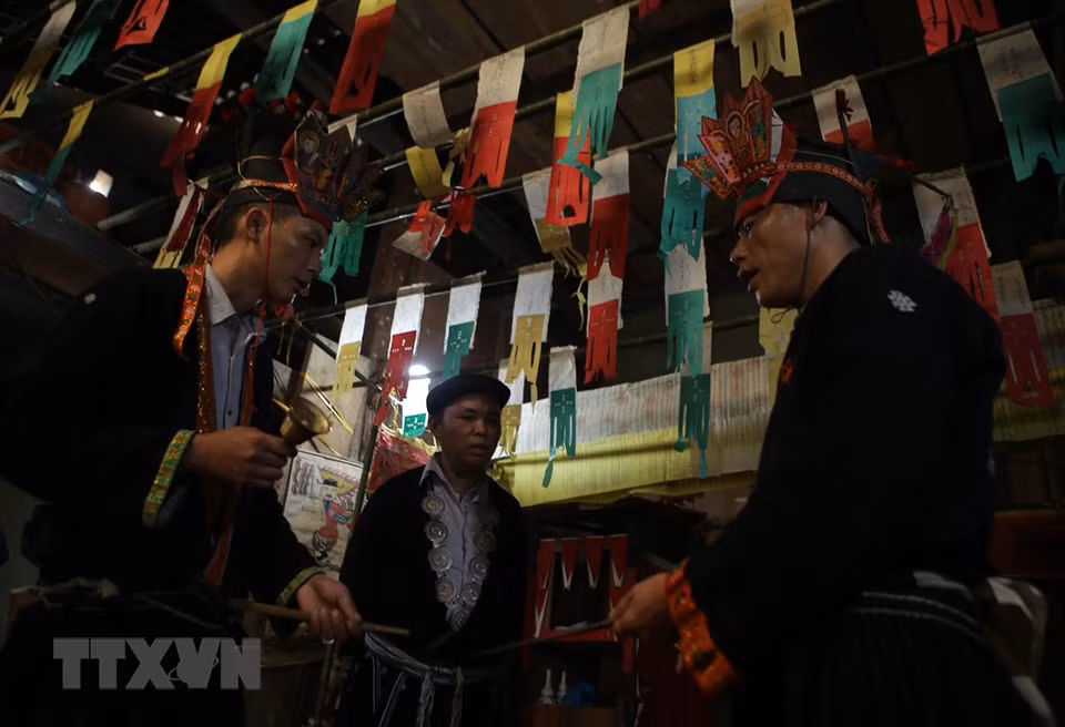 Due to the complexity of the 12-lamp level ritual, not all Dao Tien families can afford to perform the ceremony (Photo: VNA)