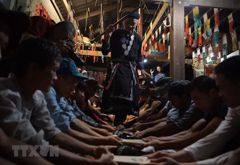 The 12-lamp level ritual of Dao Tien ethnic people (Photo: VNA)
