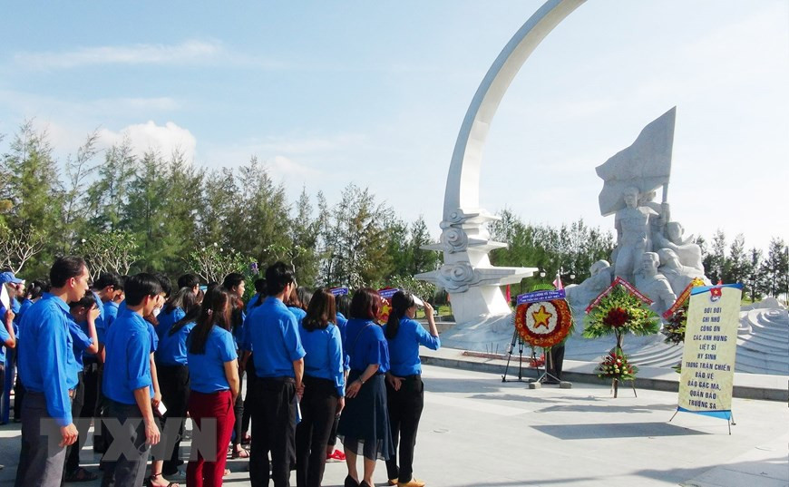 Representatives of authorities and young people of Khanh Hoa province pay homage to the 64 soldiers who sacrificed their lives in the Gac Ma battle at the memorial to Gac Ma soldiers in Cam Lam district (Photo: VNA)