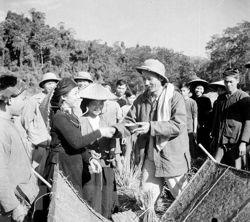 President Ho Chi Minh visits farmers in Bac Kan province during their rice harvest, 1950 (Photo: VNA)