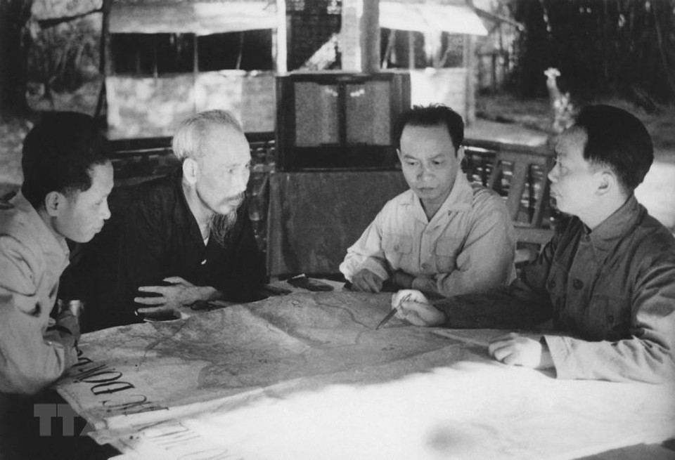 President Ho Chi Minh and members of the Party Central Committee convene to decide the opening of the 1953-1954 Winter-Spring Offensive and Dien Bien Phu Campaign. The meeting took place in Phu Dinh Commune, Dinh Hoa District, Thai Nguyen Province in 1953 (Photo: VNA)
