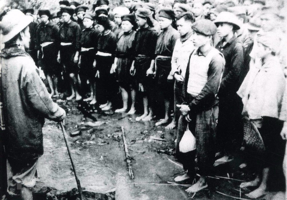 Uncle Ho visits the voluntary youth force in the resistance war, 1951 (Photo: VNA)