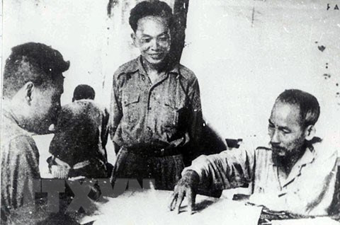 President Ho Chi Minh and General Vo Nguyen Giap study the operational plan for the Border campaign Autumn-Winter, 1950 (Photo: VNA)