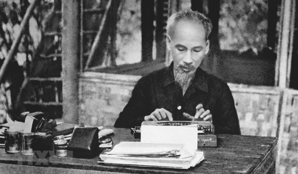 President Ho Chi Minh works at the Viet Bac war zone during the resistance war against French invaders (Photo: VNA)