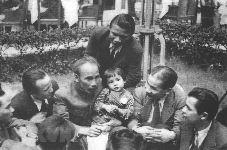 President Ho Chi Minh meets overseas Vietnamese during his visit to France in 1946 (Photo: File/VNA)