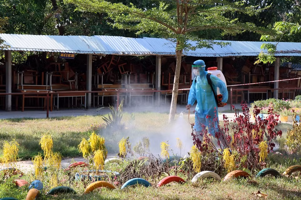 Disinfectant sprayed at the isolation area of Phu Ninh district, Quang Nam province (Photo: VNA)