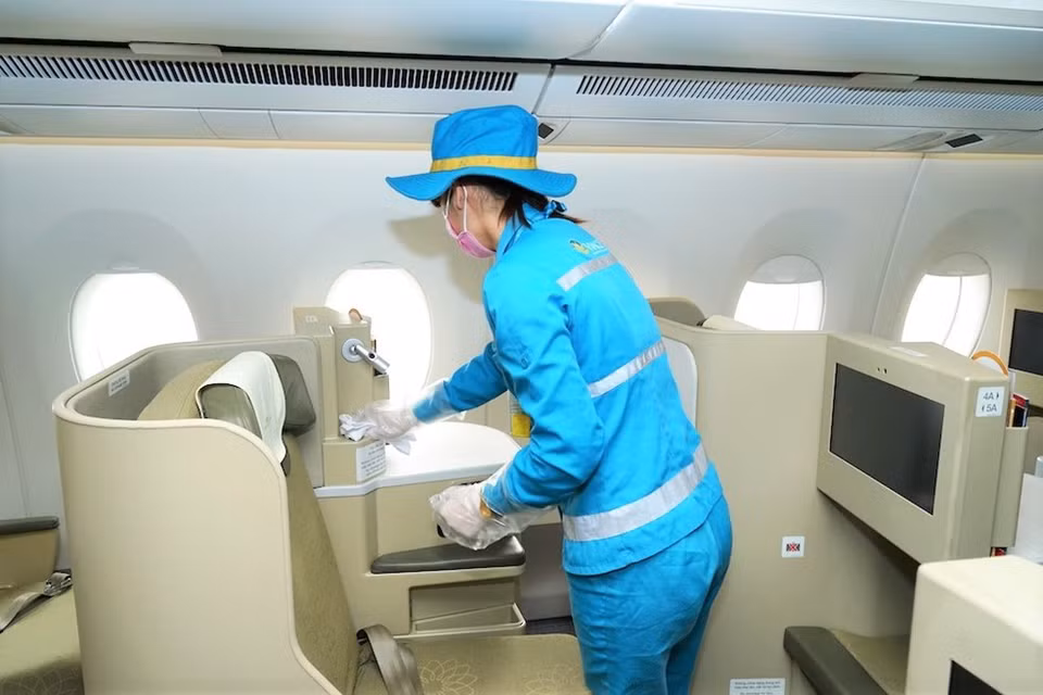 A staff member cleans aircraft’s inside before departure. Currently, Vietnam has five operational airlines. They are national flag carrier Vietnam Airlines, Jetstar Pacific Airlines (with a majority owned by Vietnam Airlines), Vietjet, Vietnam Air Services (VASCO) and Bamboo Airways. Vietnamese airlines are among many others around the world suffering heavy losses caused by COVID-19. The Ministry of Transport estimated that the initial damage due to stopping flights is about 30 trillion VND (1.3 billion USD). The Airports Corporation of Vietnam projected that the number of air passengers would fall by 41 percent year on year to 69.2 million in 2020 while the volume of cargo going through 21 airports across Vietnam would fall 13 percent to 1.34 million tonnes (Photo: VietnamPlus)