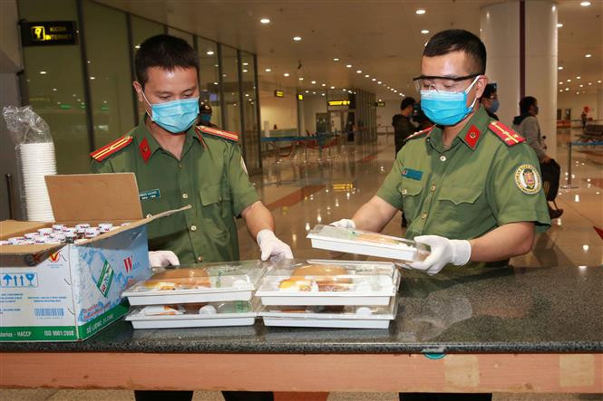Border gate police of Noi Bai International Airport prepare free-or-charge meals for passengers who are waiting for isolation (Photo: VNA)