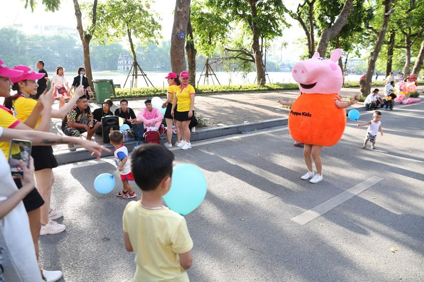 Children are happy with various activities held at the Hoan Kiem Walking Street, Hanoi on the occasion of the International Children's Day (Photo: VNA)