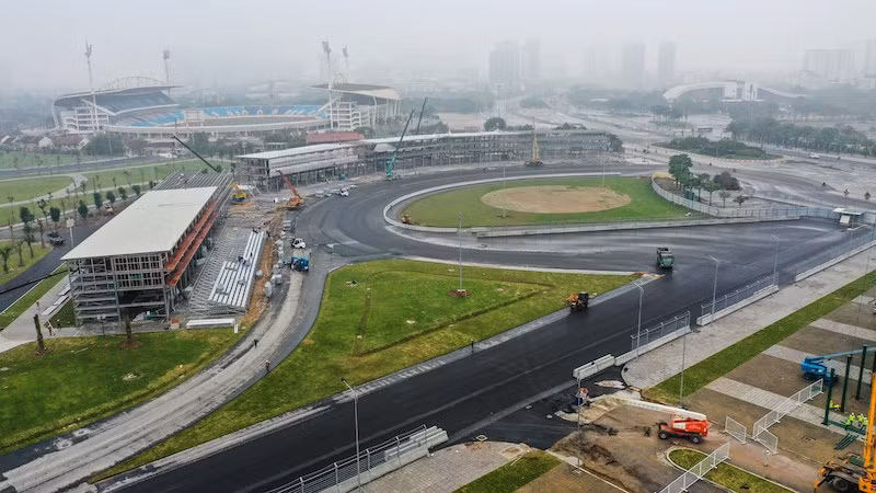 According to experts, F1 Hanoi, once completed, will be one of the most unique and amazing race tracks in the world. The Hanoi pit lane is deliberately ‘very, very short,’ according to circuit designer Hermann Tilke, in order to encourage more than one stop during the race. The 5.6km circuit features 23 corners and has nine grandstands named after regions across Vietnam. In a tantalising sneak-peak of the newest circuit in F1, the photographs show the 300m pit building and part of the circuit itself, two-thirds of which is city roads – the other third having been built especially for the Grand Prix. (Photo: Reporter/Vietnam+)