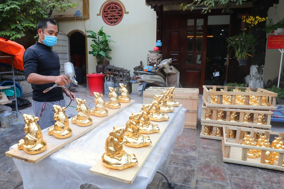 Gold-plated ceramic products are being completed by artisans ahead of Lunar New Year (Photo: VNA)