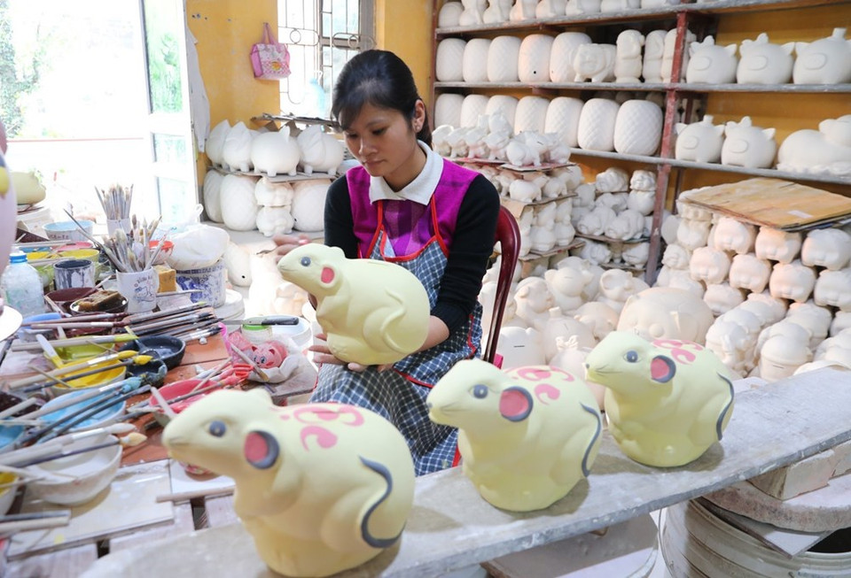 Ceramic products are being completed by artisans ahead of Lunar New Year (Photo: VNA)
