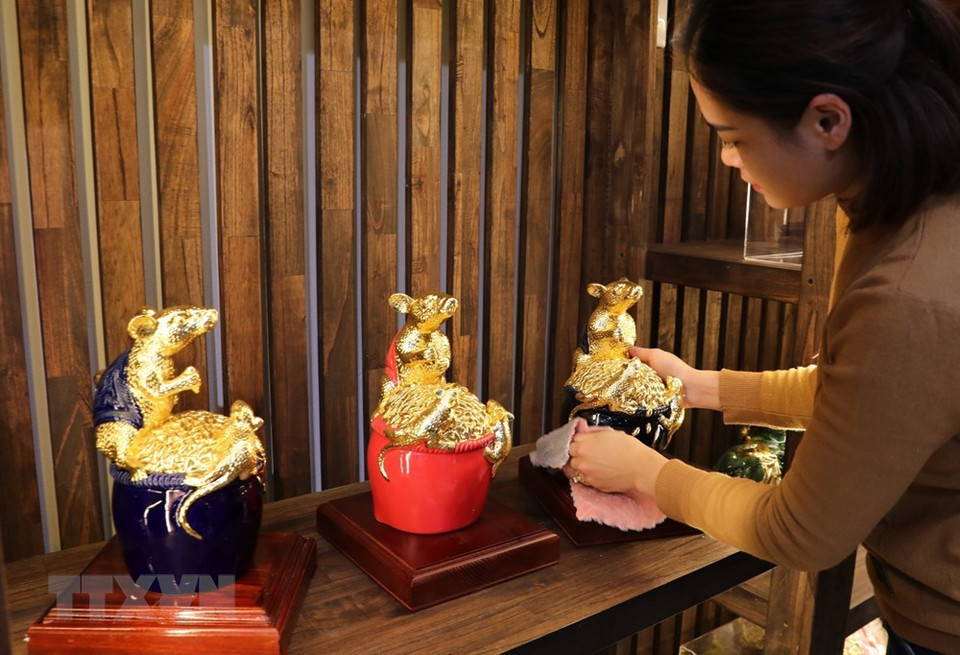 Each shop in the Bat Trang pottery village has its own products (Photo: VNA)