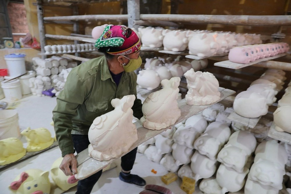 Ceramic products are being completed by artisans ahead of Lunar New Year (Photo: VNA)
