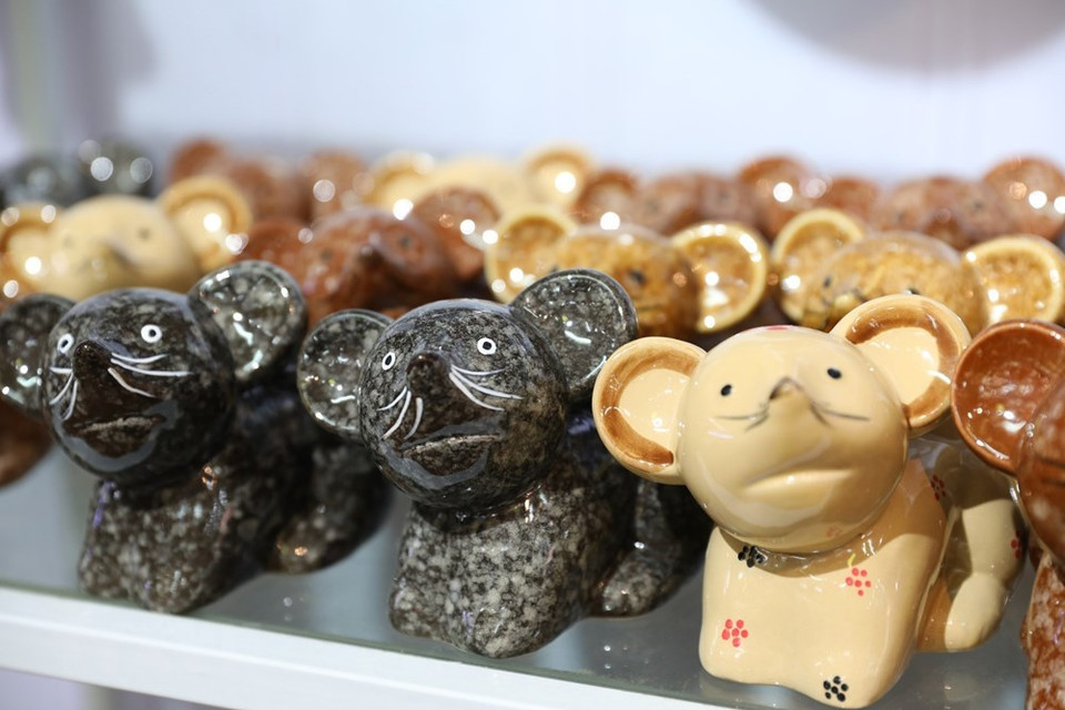 Pottery mice are used as gifts for children on Tet holidays (Photo: VNA)