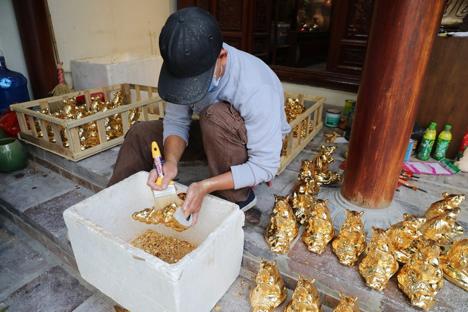 Ceramic products are being completed by artisans before being sent to showrooms (Photo: VNA)
