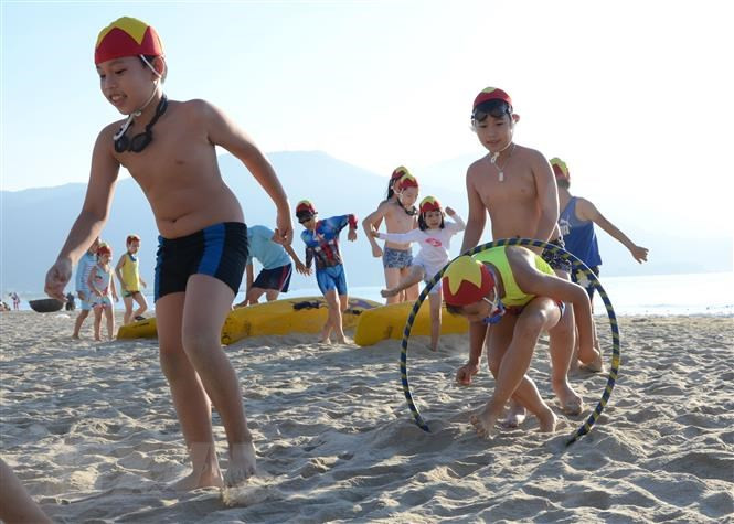 Da Nang children participate in the Nipper program which provides water safety and rescue training (Photo: VNA)