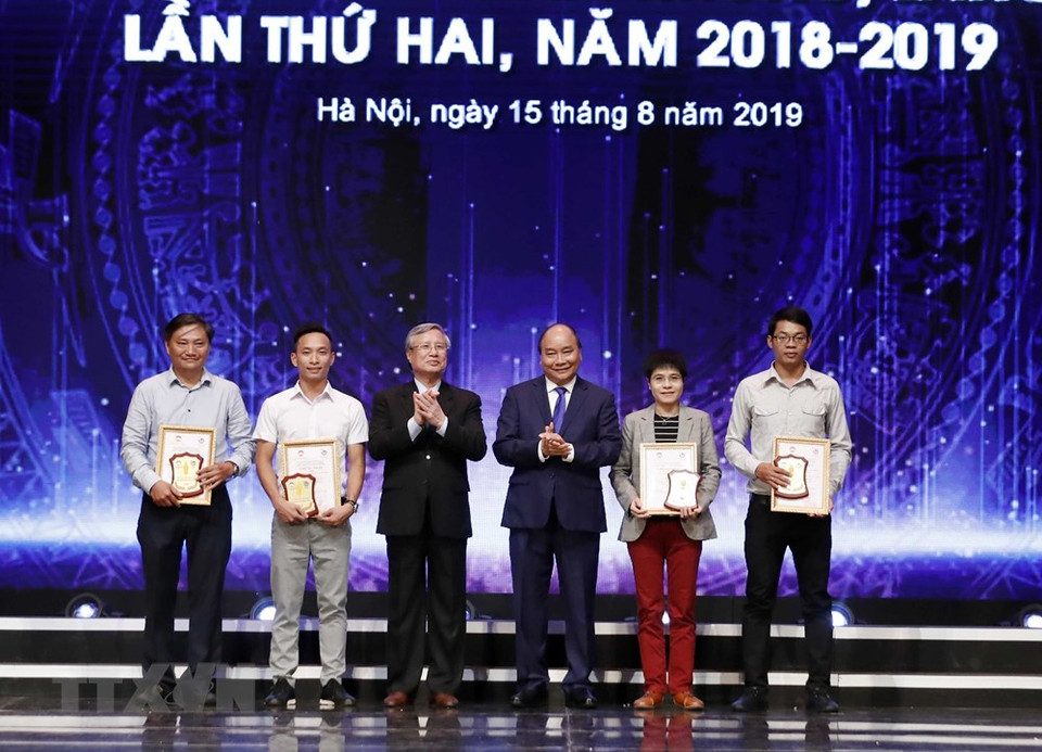 Prime Minister Nguyen Xuan Phuc (third right) and Politburo member Tran Quoc Vuong (third left) present A prize to the winners of the second National Press Award on preventing and combating corruption and wastefulness during 2018-2019, Hanoi, August 15, 2019 (Photo: VNA)