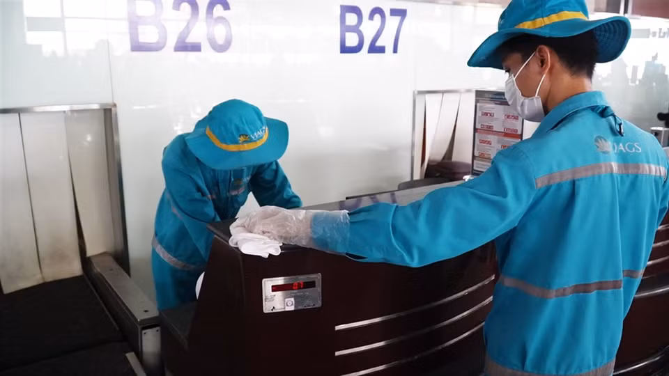  Staff members at airports, wearing face masks and gloves, clean check-in counters prior to serving passengers. Travel is said to increase chance of getting and spreading COVID-19 and airports are viewed a high-risk location. Vietnam has issued a temporary suspension of international flights since this March. The COVID-19 pandemic has severely dragged down revenue of the Vietnam Airlines Corporation (Vietnam Airlines) in the second quarter of this year. The national flag carrier reported 6 trillion VND (257.1 million USD) in second-quarter revenue, down nearly 70 percent from the previous quarter. The country fostered domestic tourism through the launch of various promotions, especially by air travel to mitigate losses of the aviation sector (Photo: VietnamPlus)